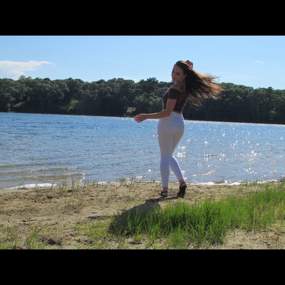 Hello, I am Alison , I’m 25 & I’m a shopaholic ✋🏼 - Picture 7 of 8